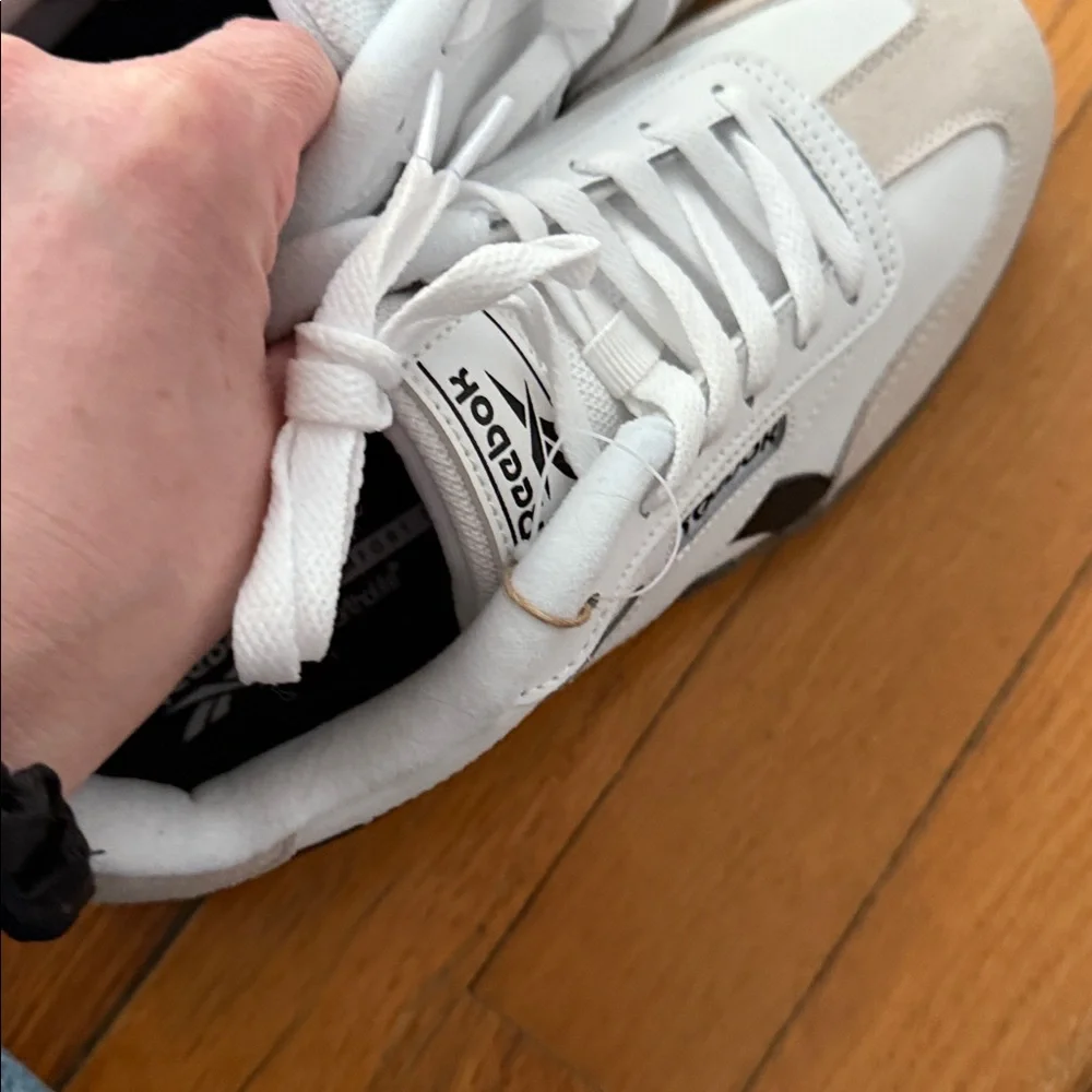 NWOT Reebok women’s White and Black Sneakers 8 - Picture 7 of 7
